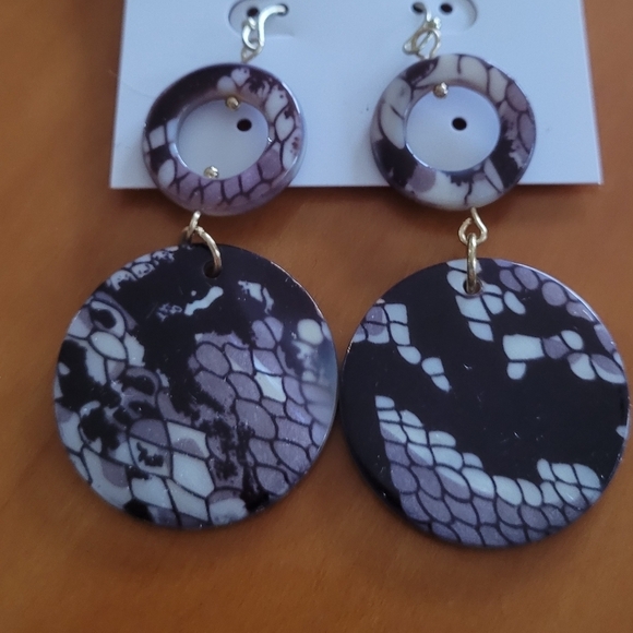 Ellen Tracy 90's Black and Gray Aycrlic Reptile Double Side Drop Earrings - Picture 2 of 4